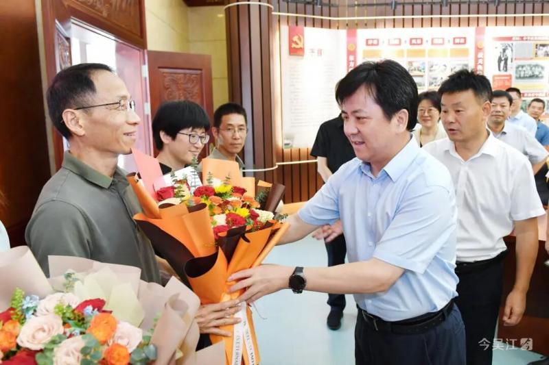 孙建江孙道寻带队开展教师节走访慰问活动